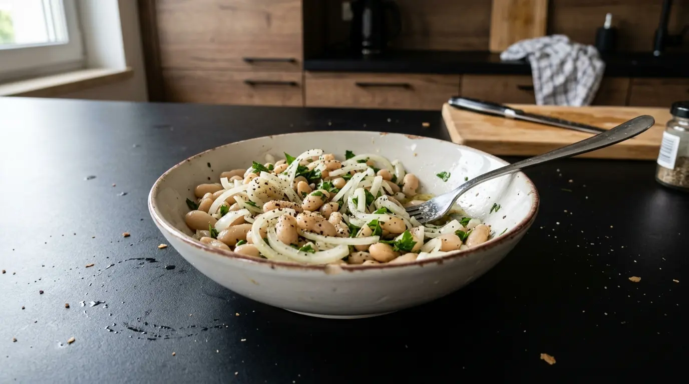 Niemiecka sałatka z białej fasoli i cebuli Weisser Bohnensalat