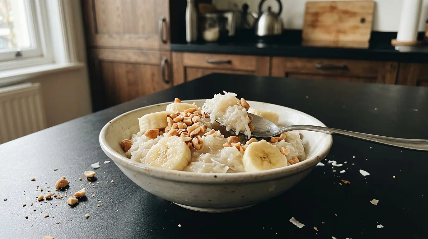 Tajski deser z kleistego ryżu kokosowego z bananem i orzechami